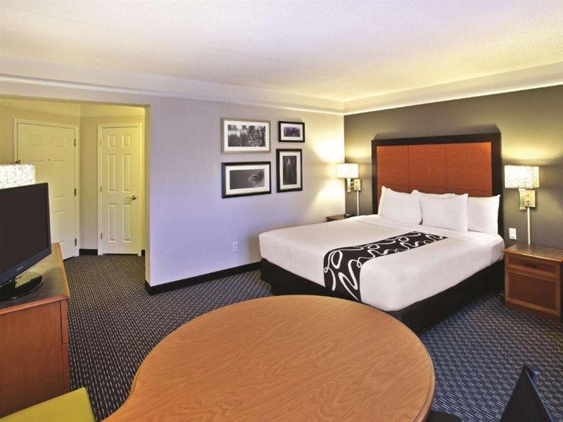 La Quinta By Wyndham Birmingham Хоумууд Екстериор снимка
